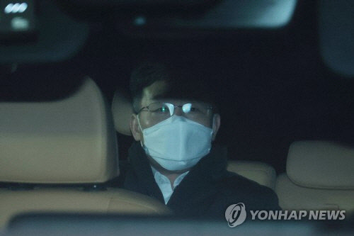 화천대유자산관리 대주주 김만배 씨가 24일 오전 구속기간 만료로 석방돼 서울구치소를 나서고 있다. [의왕=연합뉴스]